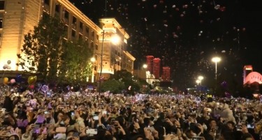 (ВИДЕО) Додека многу земји се со рестрикции, во Вухан се слави Новата година на плоштад