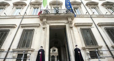ЗНАМИЊАТА СЕ НА ПОЛОВИНА КОПЈЕ: Италија им оддаде почит на починатите од коронавирусот