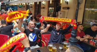(ФОТО) НАВИВАЧКА ЕУФОРИЈА ВО БУКУРЕШТ:  Македонската репрезентација ќе ги одмери силите со Украинците
