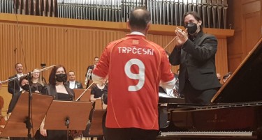 Симон Трпчевски одржа концерт со дрес на македонската репрезентација