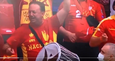 СНИМКА КОЈА ГО ОБИКОЛИ СВЕТОТ: Страстен македонски навивач во Букурешт лупа на дупнат тапан