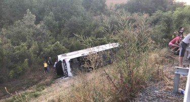 НАЈМНОГУ НАСТРАДАЛ ВОЗАЧОТ - албански автобус се превртел на патот Битола - Прилеп
