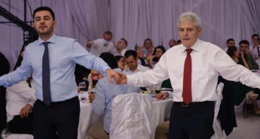 (ФОТО) Али Ахмети и Крешник Бектеши на свадба на затворено