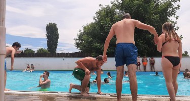 Скопјани се разладуваат во градските базени, но ги посетуваат и оние надвор од градот