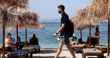 Во Грција 4.500 туристи се спречени да се качат на траект