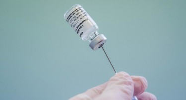 Политичар во Русија примил дури шест дози од вакцината против коронавирусот