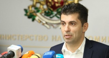 Петков вели дека во однос на Македонија не се обрзуваат со рокови