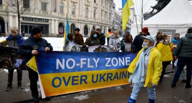 (ГАЛЕРИЈА) НОВ ПРОТЕСТ ВО СКОПЈЕ: Украинците бараат да се затвори небото над Украина