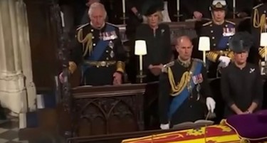 Чарлс остави едно празно место во првиот ред на погребот на кралицата: Еве зошто