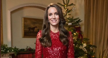КЕЈТ БЛЕСНА ВО ЦРВЕН ФУСТАН - Божиќниот стајлинг на принцезата од Велс го воодушеви светот
