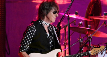 Почина легендарниот гитарист Џеф Бек, ненадејно се заразил со менингитис