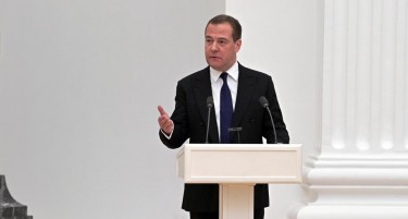 Медведев читаше поезија и преку стихови го нападна Западот
