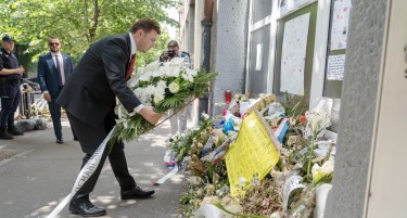 Османи положи цвеќе на местото на грозоморниот инцидент: Заедно да работиме за безбедни училишта