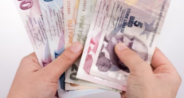 Турската лира колабира во однос на доларот