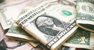 Доларот зајакна по најавата за намалување на каматните стапки