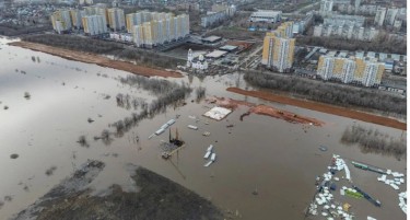 (ВИДЕО) НАД 12.000 ДОМОВИ СЕ ПОД ВОДА: Поплави ги погодија Русија и Казахстан