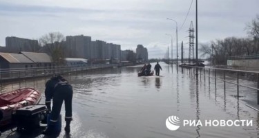 ЕВАКУИРАНИ 13.000 ЛУЃЕ: Поплави во Оренбург, Русија уште 800 куќи под вода