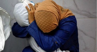 НАЈДОБРА НОВИНАРСКА ФОТОГРАФИЈА: Палестинка плаче и го гушка мртвото тело на нејзината 5-годишна внука во Појасот Газа