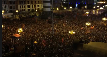 (ВИДЕО) Ечат македонската химна и народни песни на скопскиот плоштад