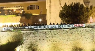 (ВИДЕО) „Се гледаме утре и секој ден, додека нема правда“ — силна порака од Нови Сад во чест на жртвите од трагедијата