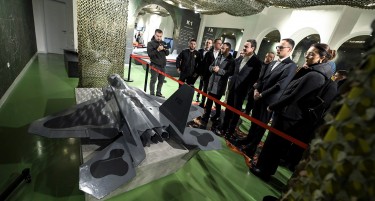 Албин Курти покажа какви дронови произведуваат на Косово