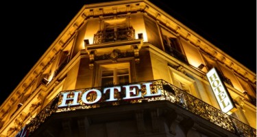 (ВИДЕО) Светски синџир хотели прогласи банкрот и ги исфрли гостите на улица