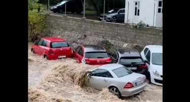 (ВИДЕО) ПОПЛАВЕНИ СЕ УЛИЦИТЕ ВО БУДВА: Водата поместуваше автомобили