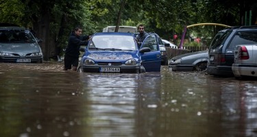 (ВИДЕО) МОСТОВИ, УЛИЦИ И ПОДРУМИ ПОД ВОДА: Поплави ја зафатија Бугарија