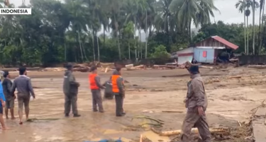 (ВИДЕО) ПОГОДЕНИ СЕ ТРИ АЗИСКИ ЗЕМЈИ: Загинаа најмалку 500 луѓе