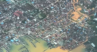 Поплави, но и борба за храна - луѓето во Индонезија ограбуваат продавници