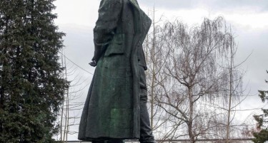 Отсечена главата на шестметарскиот споменик на Тито во Велење