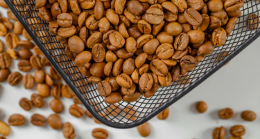 Цената на кафето расте, но луѓето не се откажуваат од својот омилен напиток