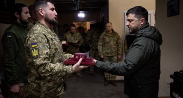 (ВИДЕО) Зеленски шета низ Купјанск за кој Русија oбјави дека го окупирала